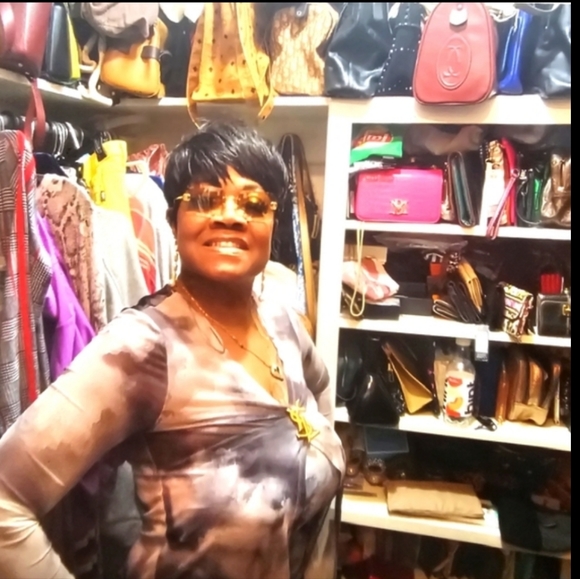 Sharing your items + Ours Live JOIN The Fun And shop Cool Deals - Picture 2 of 9